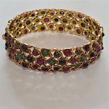Lotto 10 - Bracciale in oro giallo e pietre