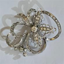 Lotto 24 - Elegante spilla in oro bianco 18 carati e brillant