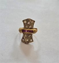 Lotto 38 - Anello in oro diamanti e rubini