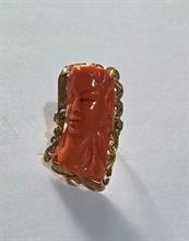 Lotto 53 - Anello in oro giallo 18 carati e corallo inciso