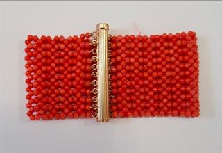 Lotto 75 - Bracciale in oro giallo 18 carati e corallo natura