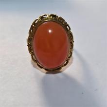 Lotto 82 - Anello in oro giallo 18 carati e corallo naturale