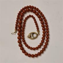 Lotto 108 - Collana in corallo rosso naturale e oro 18 carati