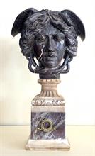 Lotto 25 - Testa di Medusa in marmo