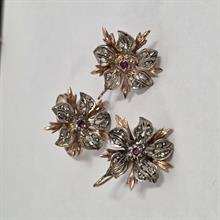 Lotto 61 - Parure ( orecchini e anello) in oro e pietre